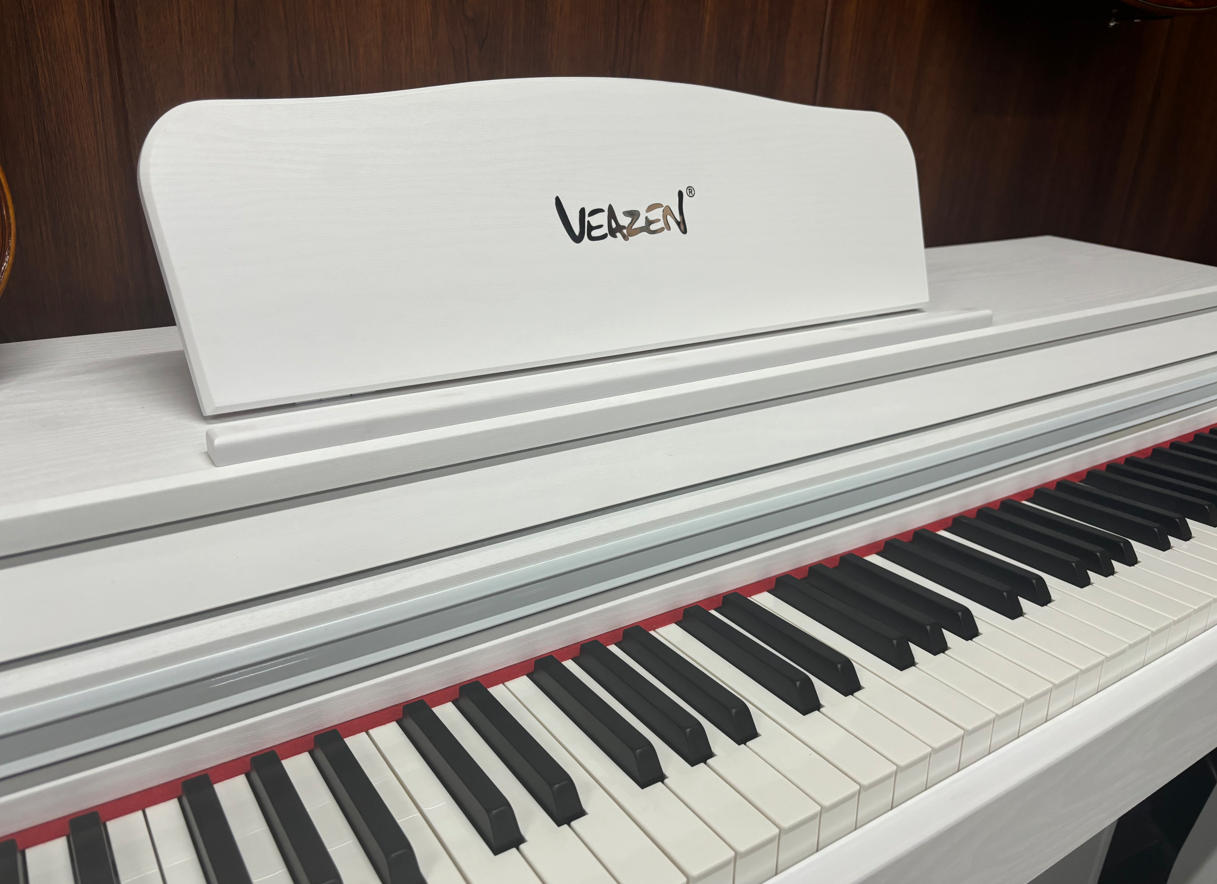 空间的鸣响与价值的重构：VEAZEN费森KP580对比罗兰FP18、雅马哈P45，入门立柜电钢琴的“本质之争”