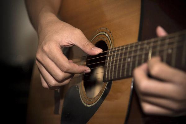 手小、怕疼、预算少？吉他入门全攻略：6款实测低弦距吉他深度解析，总有一款适合你